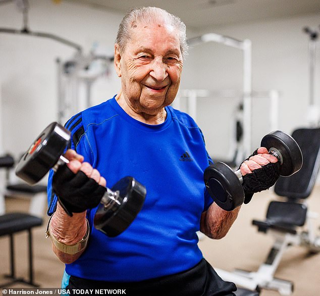 Cụ ông 100 tuổi tập gym 3 giờ/ngày, 5 ngày/tuần: Thêm 2 thói quen này muốn trường thọ không khó - Ảnh 1.