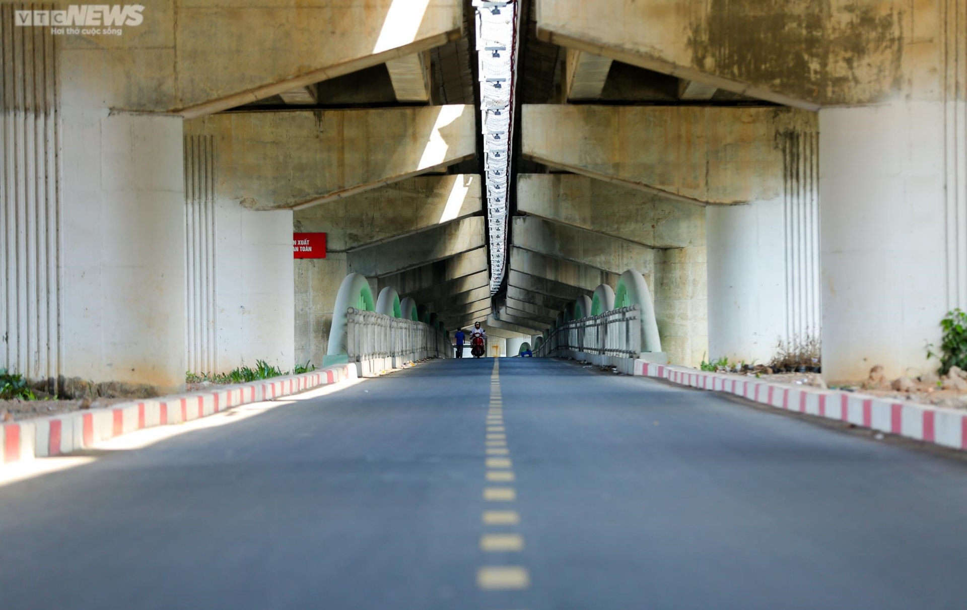 Cận cảnh cây cầu vòm thép 65 tỷ đồng ở Hà Nội vắng người qua lại - Ảnh 3.