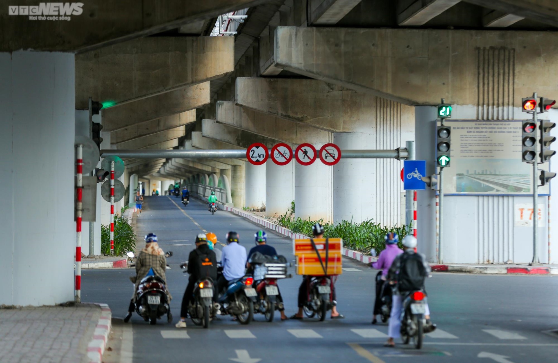 Cận cảnh cây cầu vòm thép 65 tỷ đồng ở Hà Nội vắng người qua lại - Ảnh 1.
