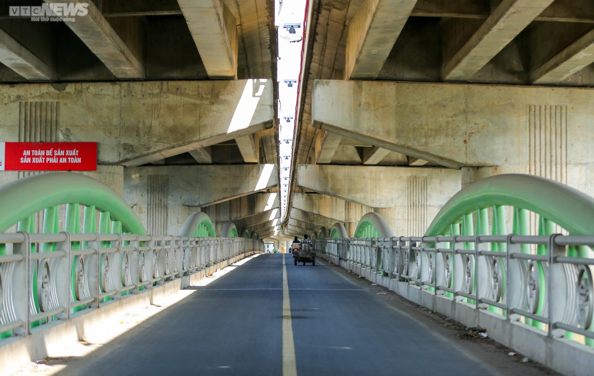 Cận cảnh cây cầu vòm thép 65 tỷ đồng ở Hà Nội vắng người qua lại - Ảnh 11.