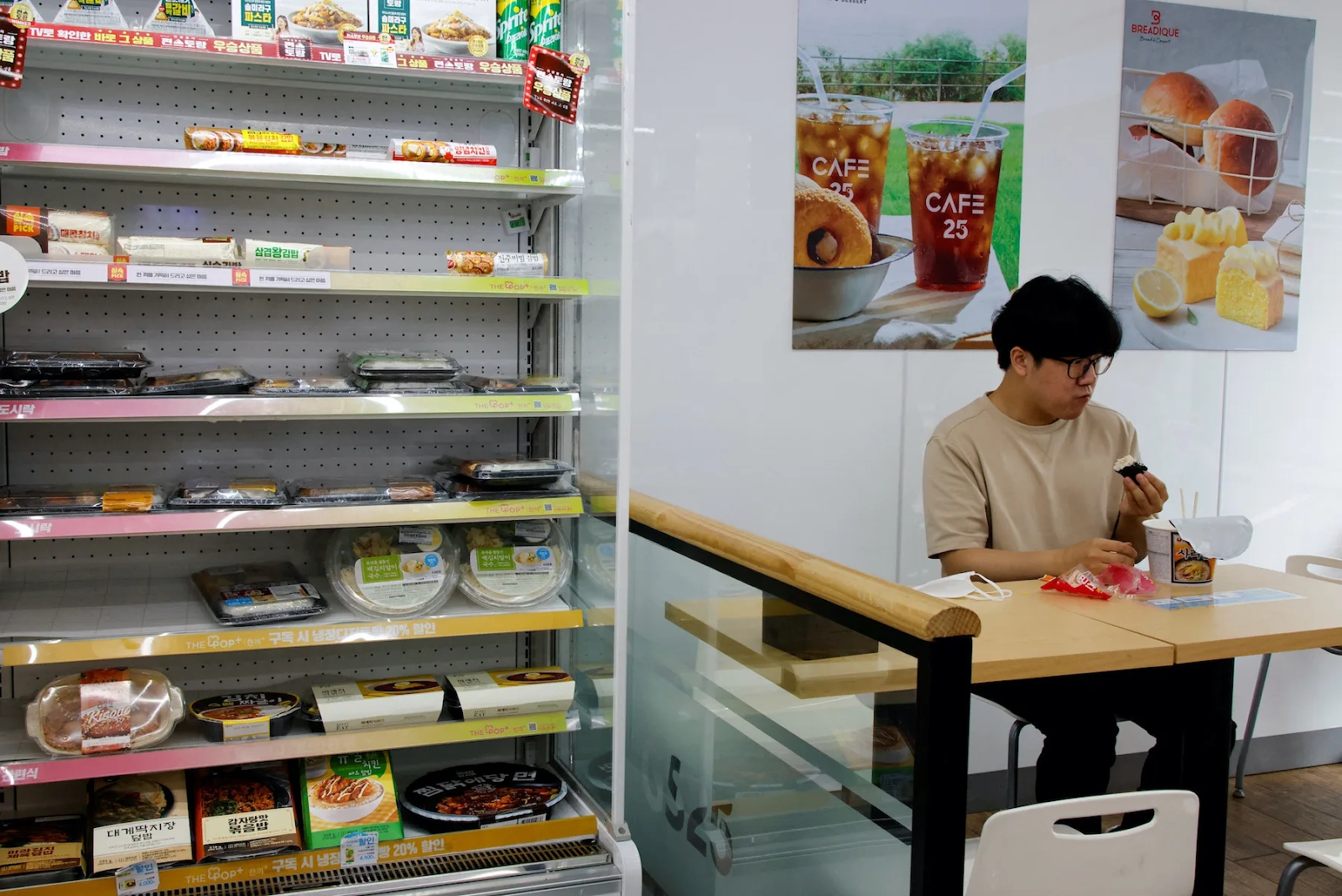 2 thái cực tiêu dùng của giới trẻ Hàn Quốc: Người &quot;thắt lưng buộc bụng&quot; chỉ ăn đồ giảm giá, người vung tiền ăn sang chảnh 4 triệu đồng/bữa nhẹ tênh - Ảnh 1.