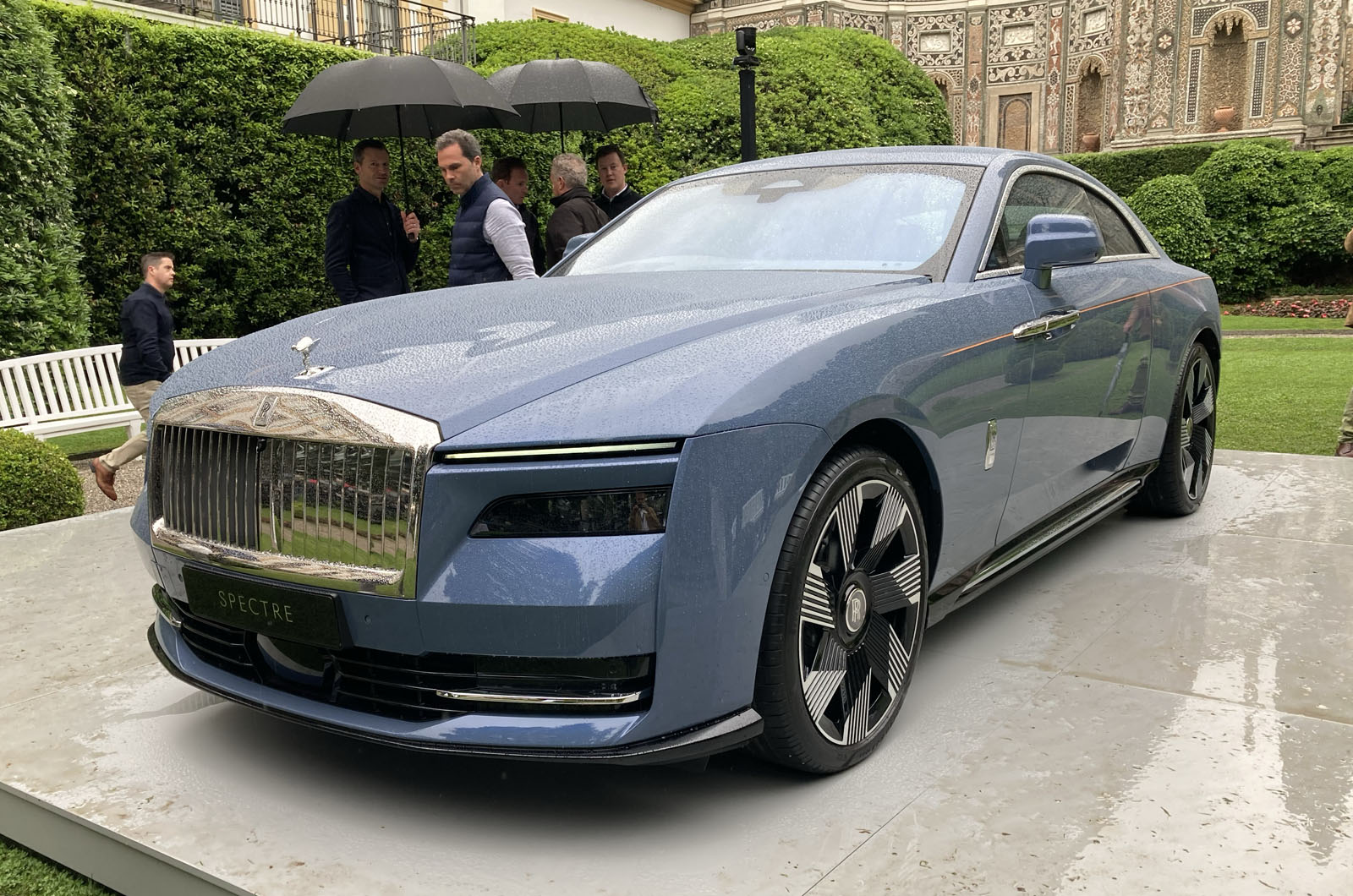 Sờ tận tay RollsRoyce New Ghost tại showroom đầu tiên ở Thành phố Hồ Chí  Minh