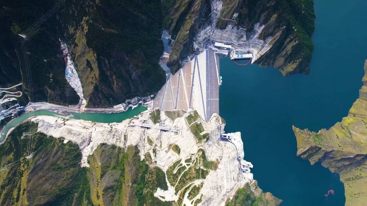Trung Quốc xây đập thủy điện ở &quot;lưng chừng trời&quot;, liên tục xô đổ những kỷ lục vô tiền khoáng hậu: Nằm ở độ cao 3.000m, riêng thân đập cần tới 43 triệu m3 vật chất để lấp đầy - Ảnh 7.