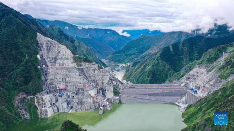 Trung Quốc xây đập thủy điện ở &quot;lưng chừng trời&quot;, liên tục xô đổ những kỷ lục vô tiền khoáng hậu: Nằm ở độ cao 3.000m, riêng thân đập cần tới 43 triệu m3 vật chất để lấp đầy - Ảnh 3.