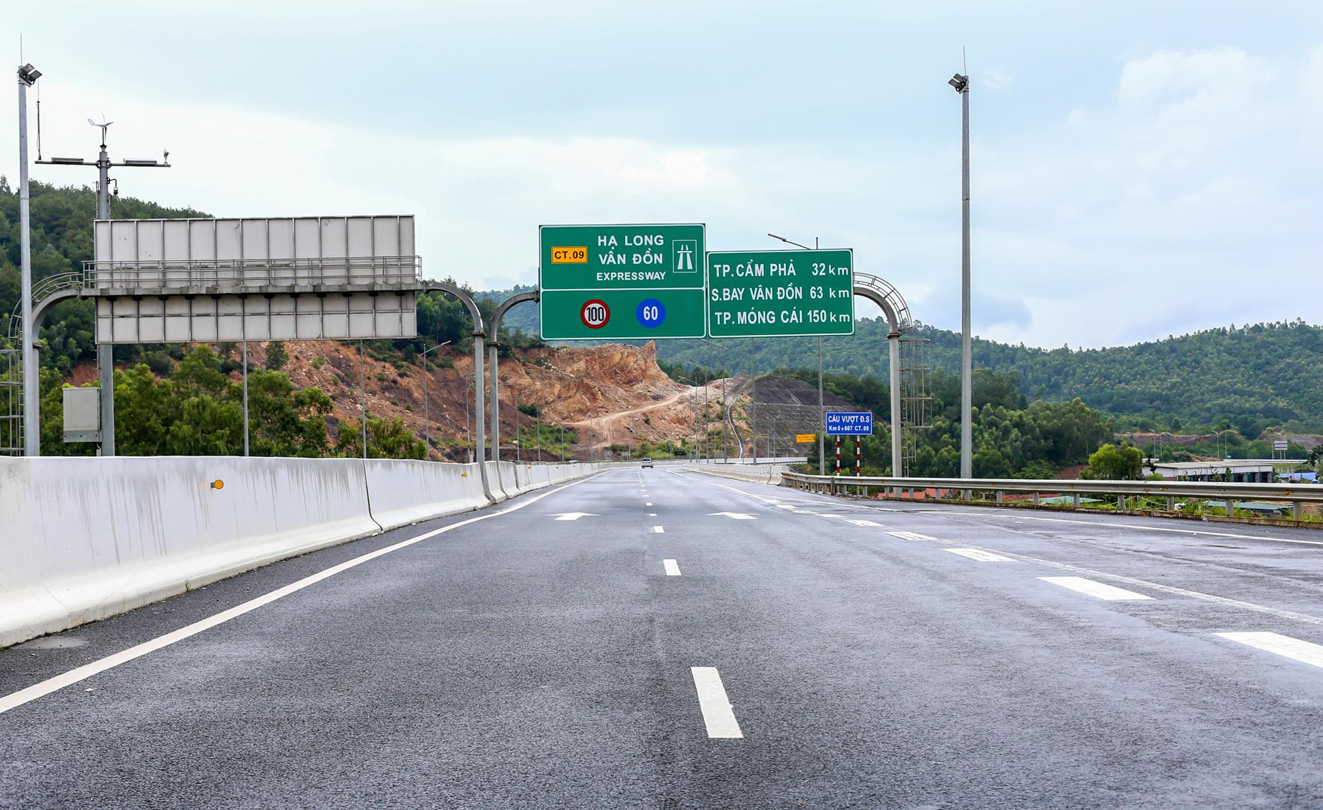 Đề xuất tất cả cao tốc do Nhà nước đầu tư đều thu phí theo số km chạy trên đường, kiểm soát khí thải với xe máy - Ảnh 1.