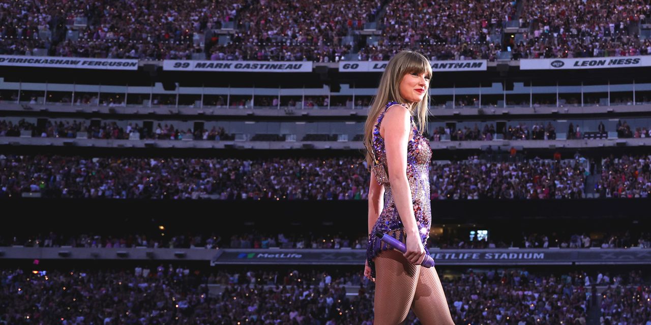 Cuộc chiến nhà vệ sinh trong show nhạc của Taylor Swift - Ảnh 2.