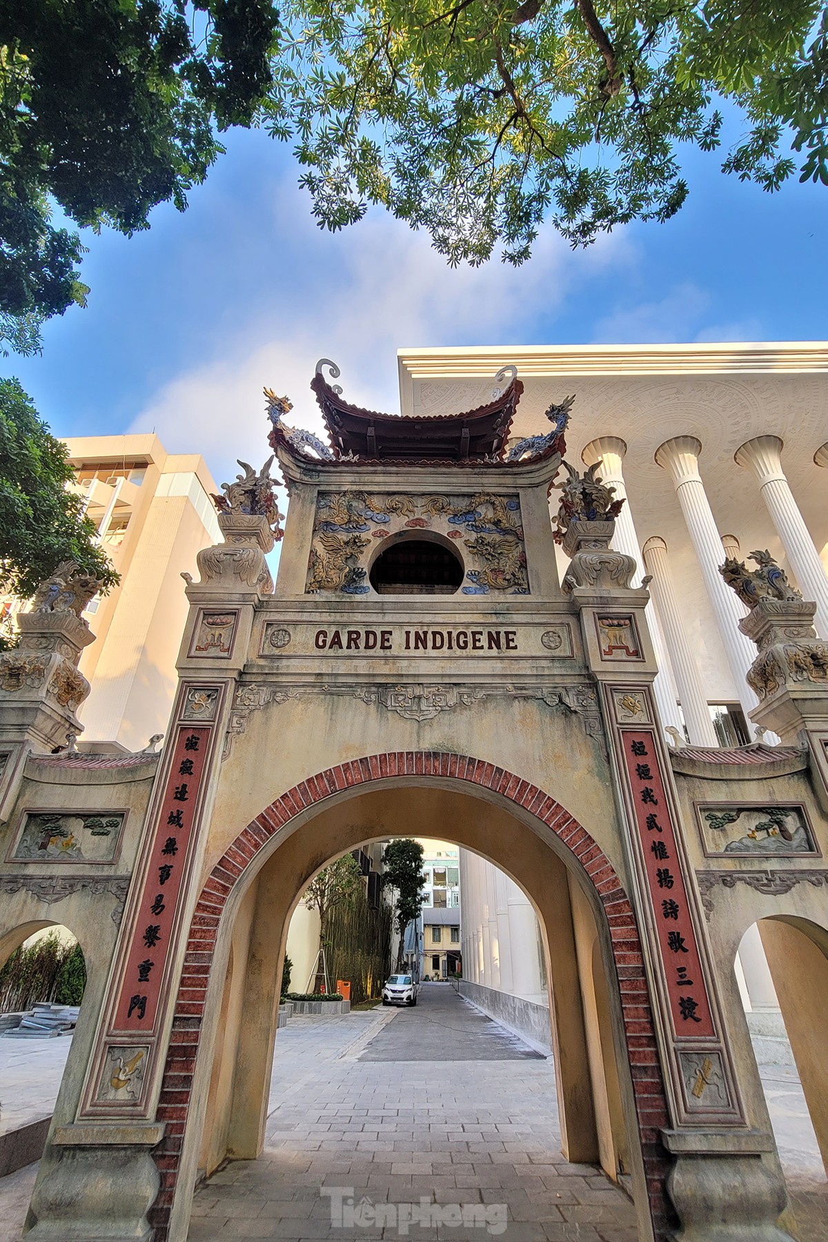 Tại sao lại có cổng Tam quan cổ kính nằm giữa Nhà hát Hồ Gươm và tòa nhà Bộ Công an? - Ảnh 2.