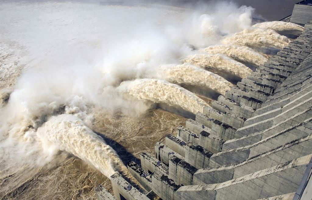 Cận cảnh đập thủy điện lớn nhất thế giới ngốn hơn 30 tỷ đô - Ảnh 4.