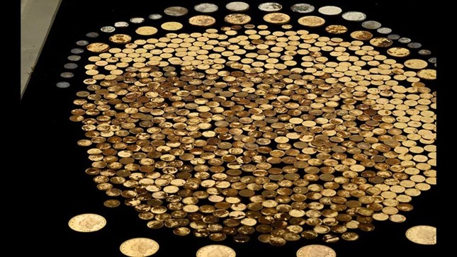 Bất ngờ phát hiện 700 đồng tiền vàng trên cánh đồng ngô - Ảnh 1.