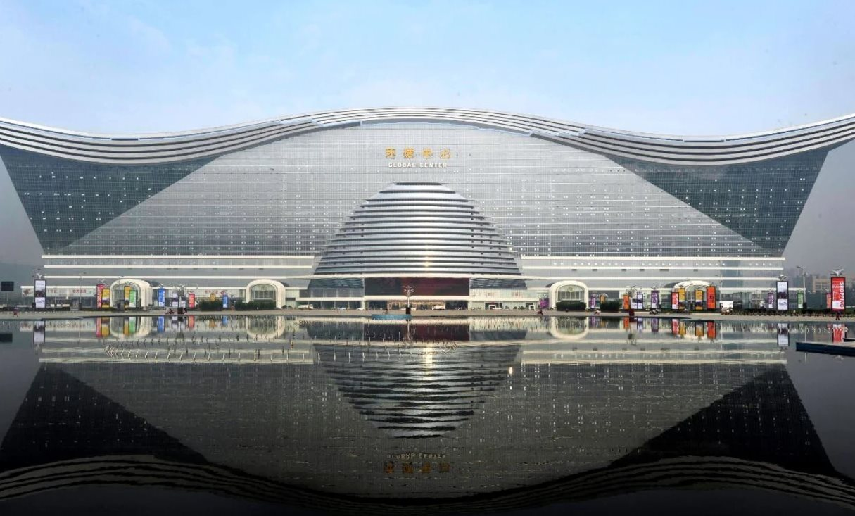 Trung Quốc sở hữu một công trình kiến trúc 'gây choáng': Tổng diện tích khủng lên tới 1,7 triệu mét vuông, tạo biển 5.000 mét vuông ngay trong nhà...nhưng chỉ mất vẻn vẹn 3 năm là xây xong toàn bộ - Ảnh 1.