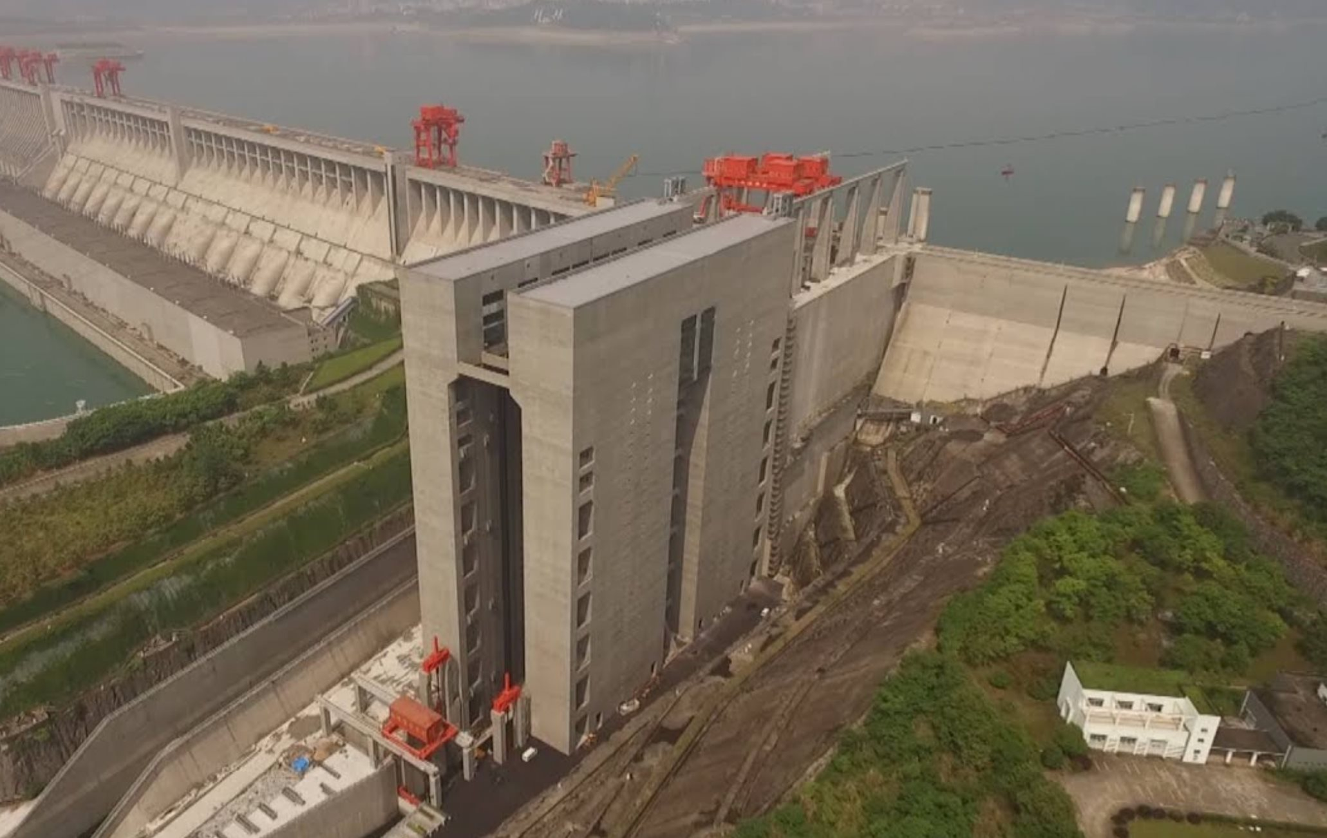 Trung Quốc sở hữu 'chiến thần' nâng tàu 'khủng' nhất thế giới: Không khác gì toà nhà khổng lồ, nâng tàu 3.000 tấn lên cao 113 m 'ngon ơ' trong 40 phút - Ảnh 1.