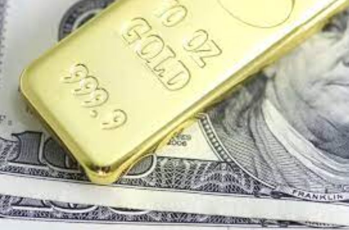 Giá vàng tăng mạnh lên đỉnh cao mới, USD oằn mình trước hàng loạt dấu hiệu giảm phát ở Mỹ - Ảnh 1.