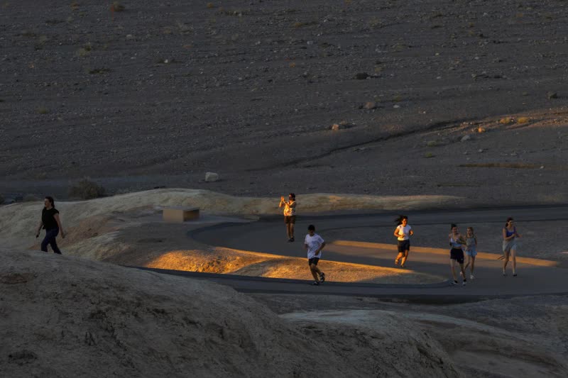 Du khách đổ dồn về Thung lũng Chết bất chấp nắng nóng kéo dài ở Mỹ - Ảnh 1.