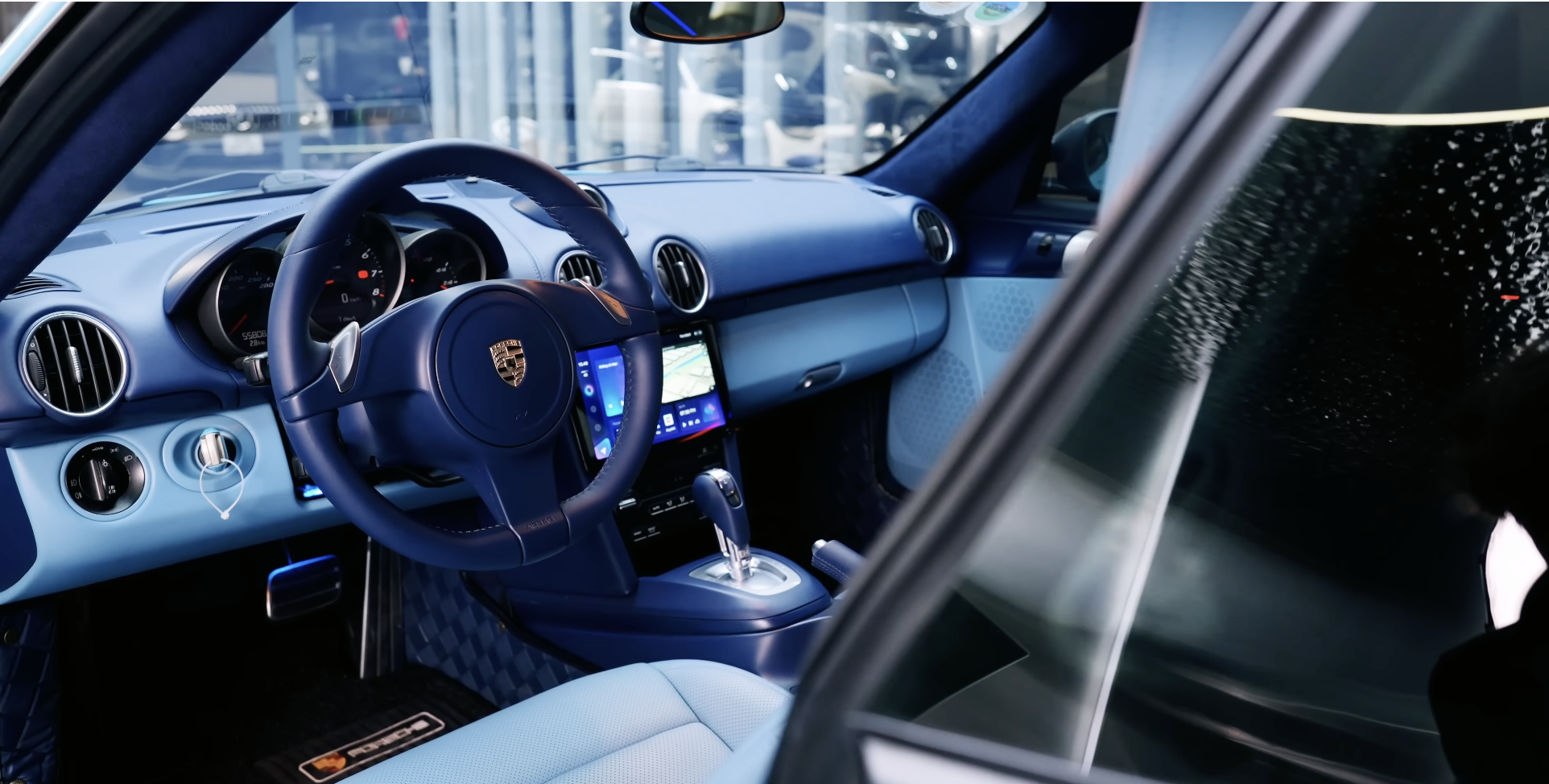 Thợ Việt ‘lột xác’ Porsche Cayman 15 tuổi theo phong cách xe đời mới, thêm màn hình Android và trần sao kiểu Rolls-Royce - Ảnh 7.