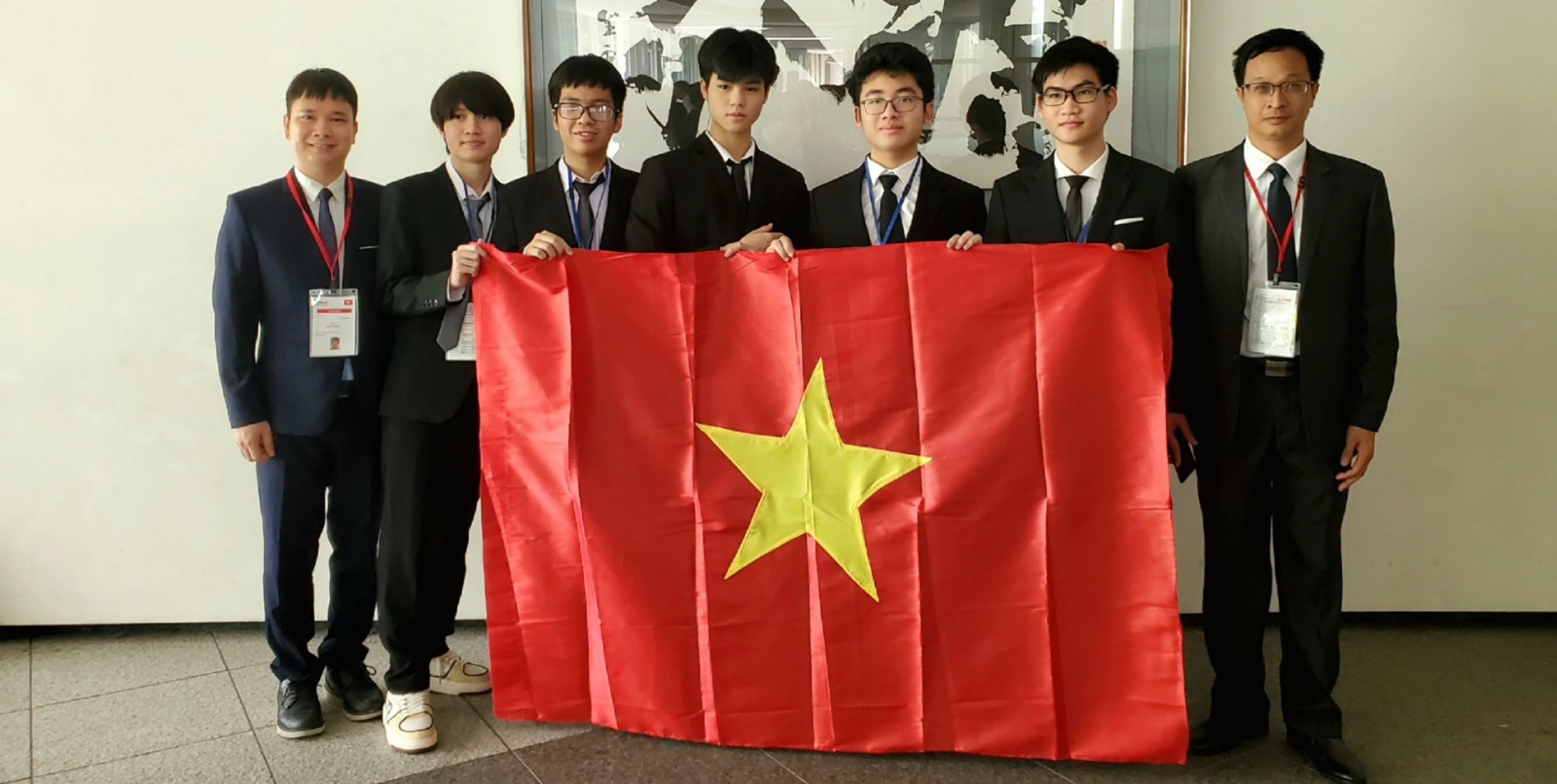 Cả 5 học sinh Việt Nam đoạt Huy chương Olympic Vật lí Quốc tế 2023 - Ảnh 1.
