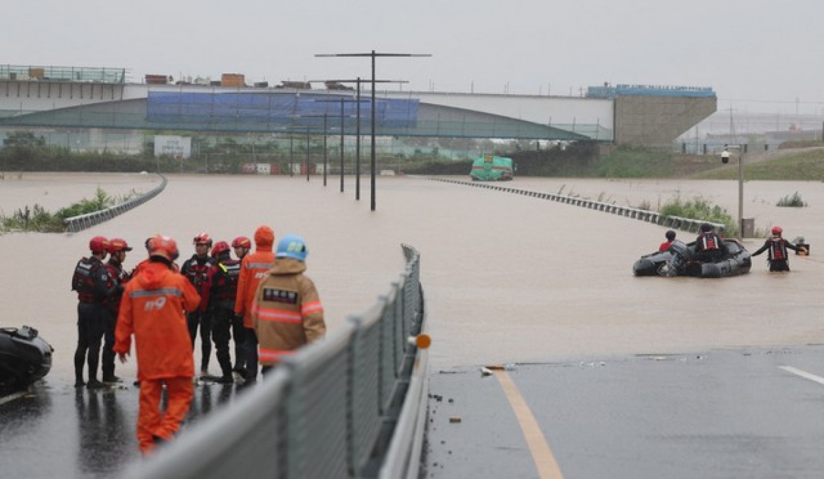 Tổng thống Hàn Quốc họp khẩn ứng phó tình hình mưa lũ - Ảnh 1.