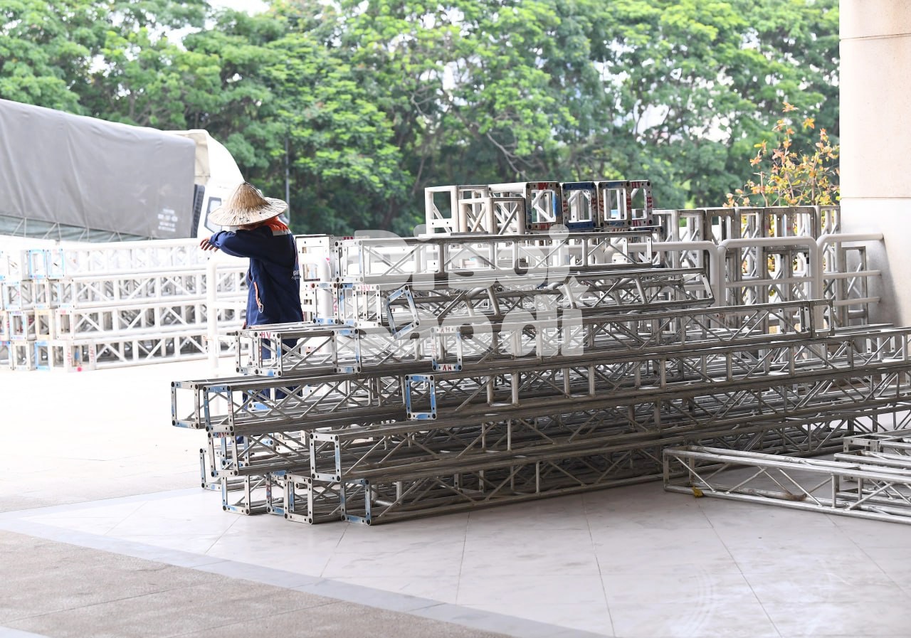 Cận cảnh công tác chuẩn bị concert BLACKPINK trên sân Mỹ Đình, ekip thi công người Thái trực tiếp giám sát - Ảnh 3.