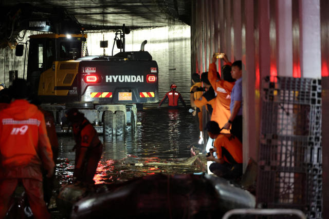 Toàn cảnh thảm kịch mưa lũ tại Hàn Quốc: Vỡ đê khiến 60.000 tấn nước tràn bờ, nhiều người tử vong thương tâm - Ảnh 4.
