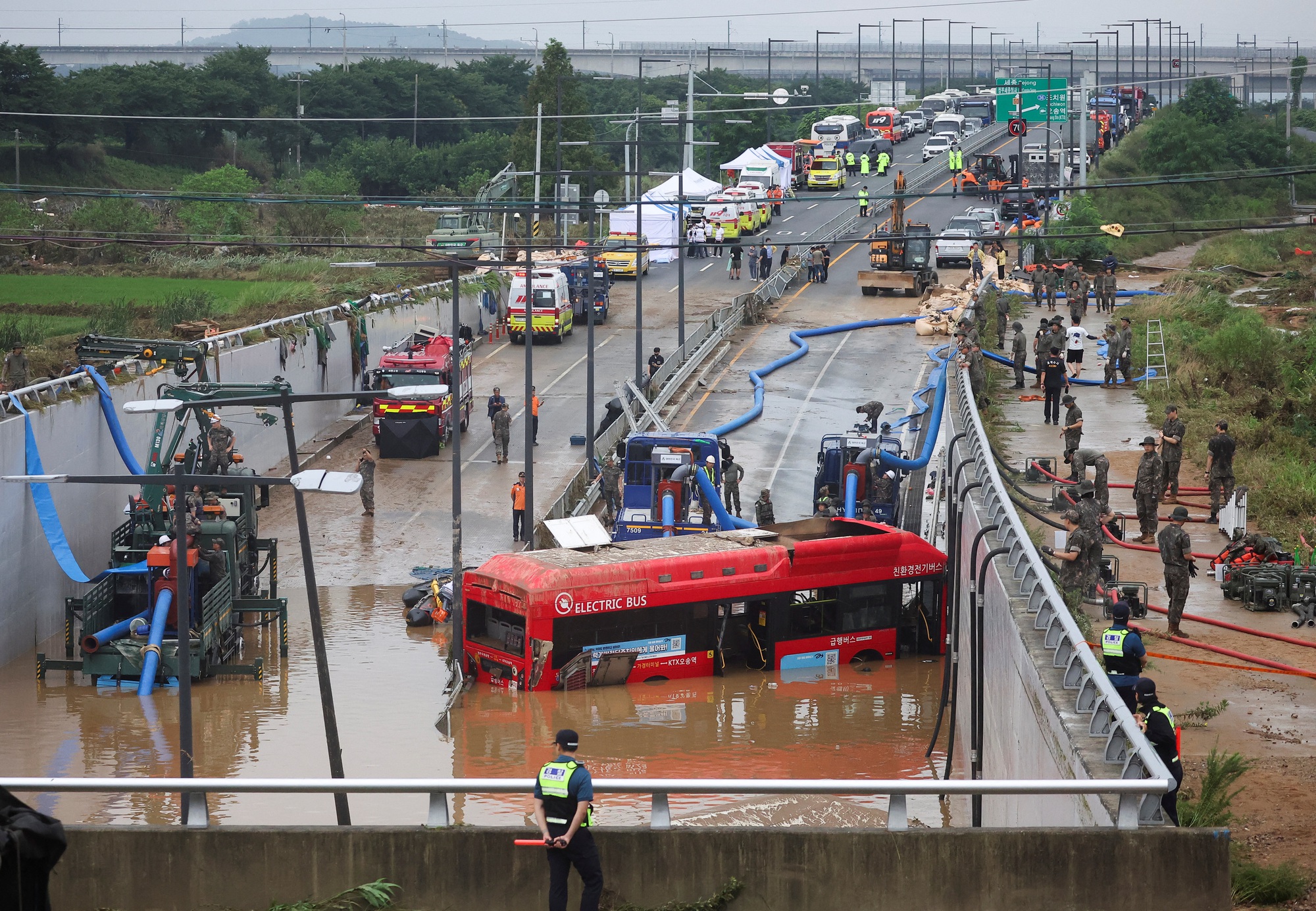 Toàn cảnh thảm kịch mưa lũ tại Hàn Quốc: Vỡ đê khiến 60.000 tấn nước tràn bờ, nhiều người tử vong thương tâm - Ảnh 9.