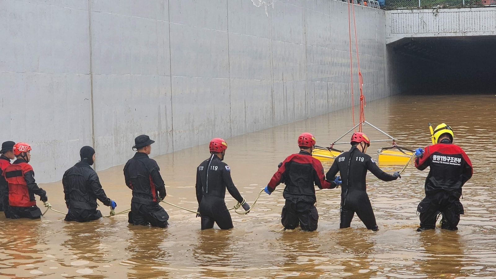 Toàn cảnh thảm kịch mưa lũ tại Hàn Quốc: Vỡ đê khiến 60.000 tấn nước tràn bờ, nhiều người tử vong thương tâm - Ảnh 6.