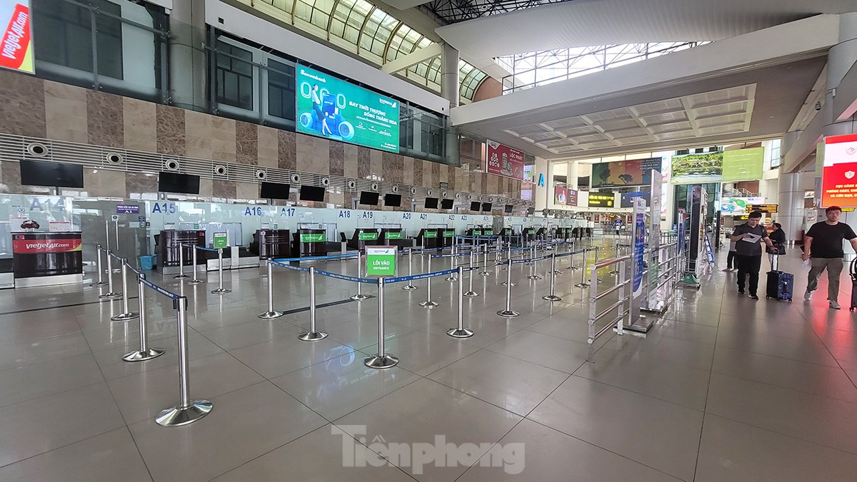 Hình ảnh sân bay Nội Bài 'cửa đóng, then cài' tránh bão số 1 đổ bộ - Ảnh 1.