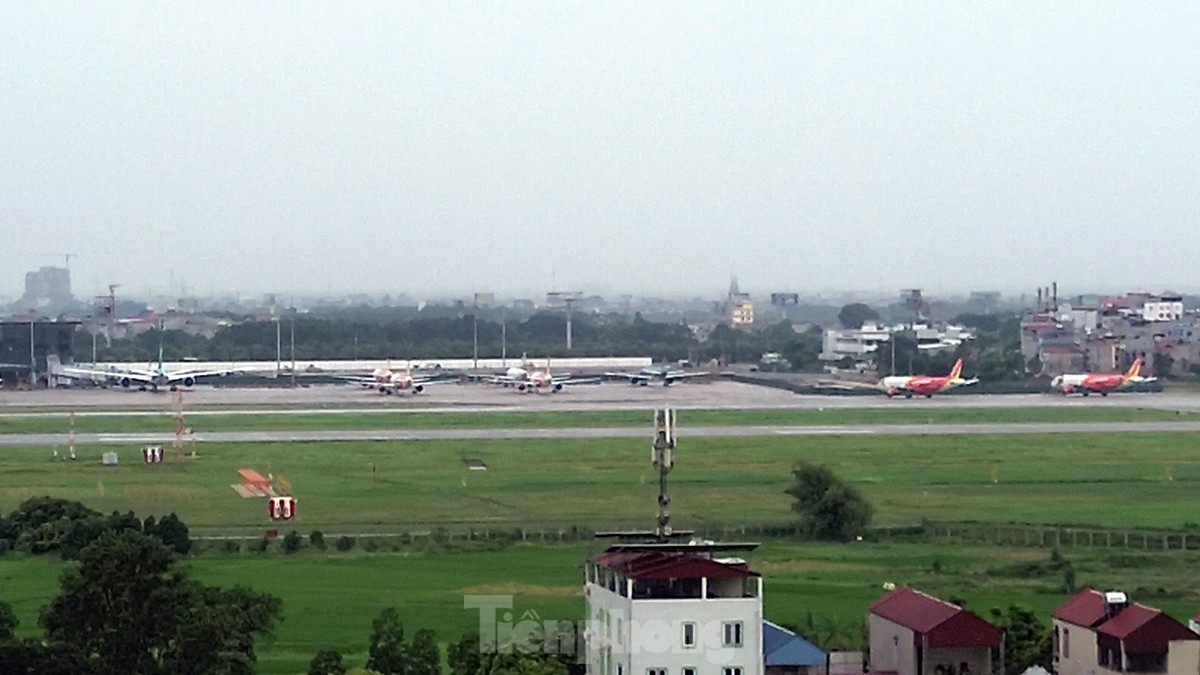 Hình ảnh sân bay Nội Bài 'cửa đóng, then cài' tránh bão số 1 đổ bộ - Ảnh 17.