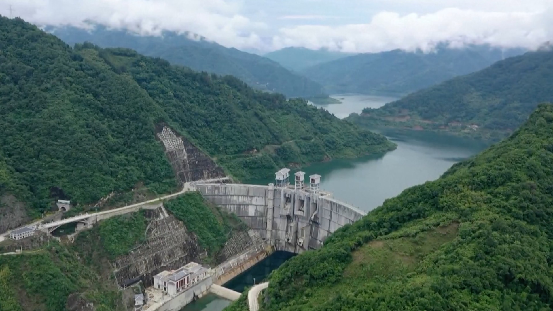 Cận cảnh công trình xuyên núi hơn 7 tỷ USD nối liền hai dòng sông ở Trung Quốc - Ảnh 2.