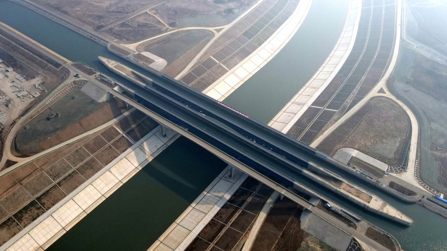Cận cảnh công trình xuyên núi hơn 7 tỷ USD nối liền hai dòng sông ở Trung Quốc - Ảnh 3.