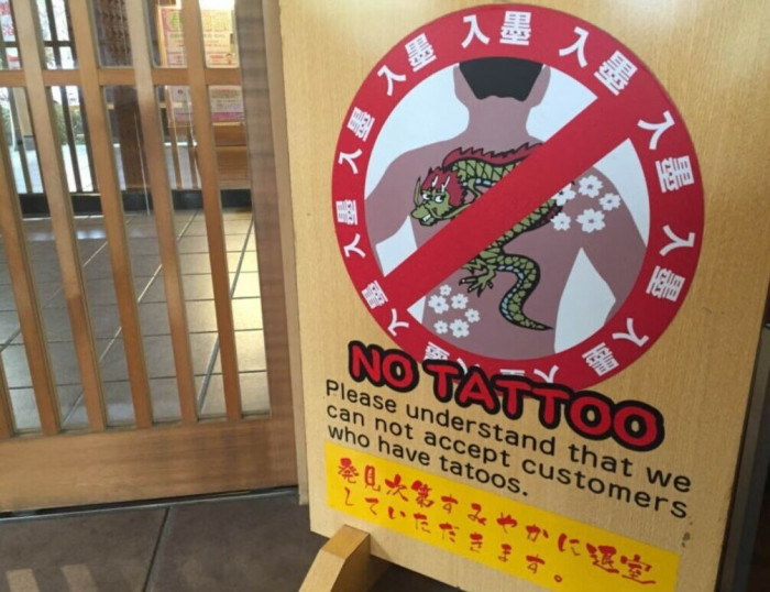 Nếu có một thứ trên người, sẽ không được vào nhà tắm onsen ở Nhật Bản - Ảnh 3.