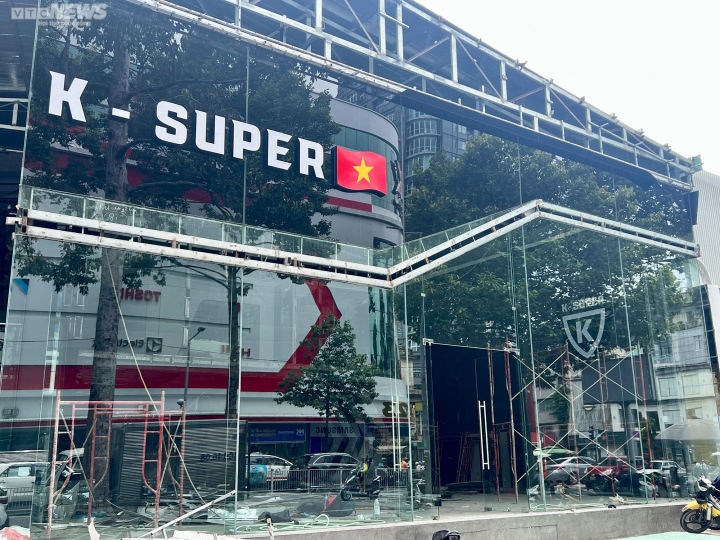 Showroom K-Super của 'trùm siêu xe' Phan Công Khanh bị dỡ bỏ - Ảnh 1.