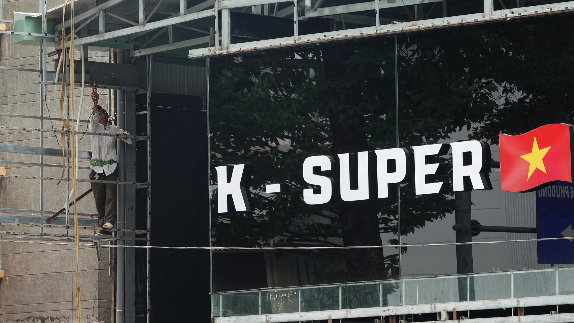 Showroom K-Super của Phan Công Khanh chính thức bị tháo dỡ  - Ảnh 3.