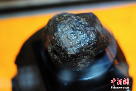 Nhặt được viên đá lạ, người chăn gia súc không ngờ đó viên thiên thạch hơn 4 tỷ năm tuổi, có giá hơn 200 tỷ - Ảnh 3. Nhặt được viên đá lạ, người chăn gia súc không ngờ đó viên thiên thạch hơn 4 tỷ năm tuổi, có giá hơn 200 tỷ - Ảnh 3.