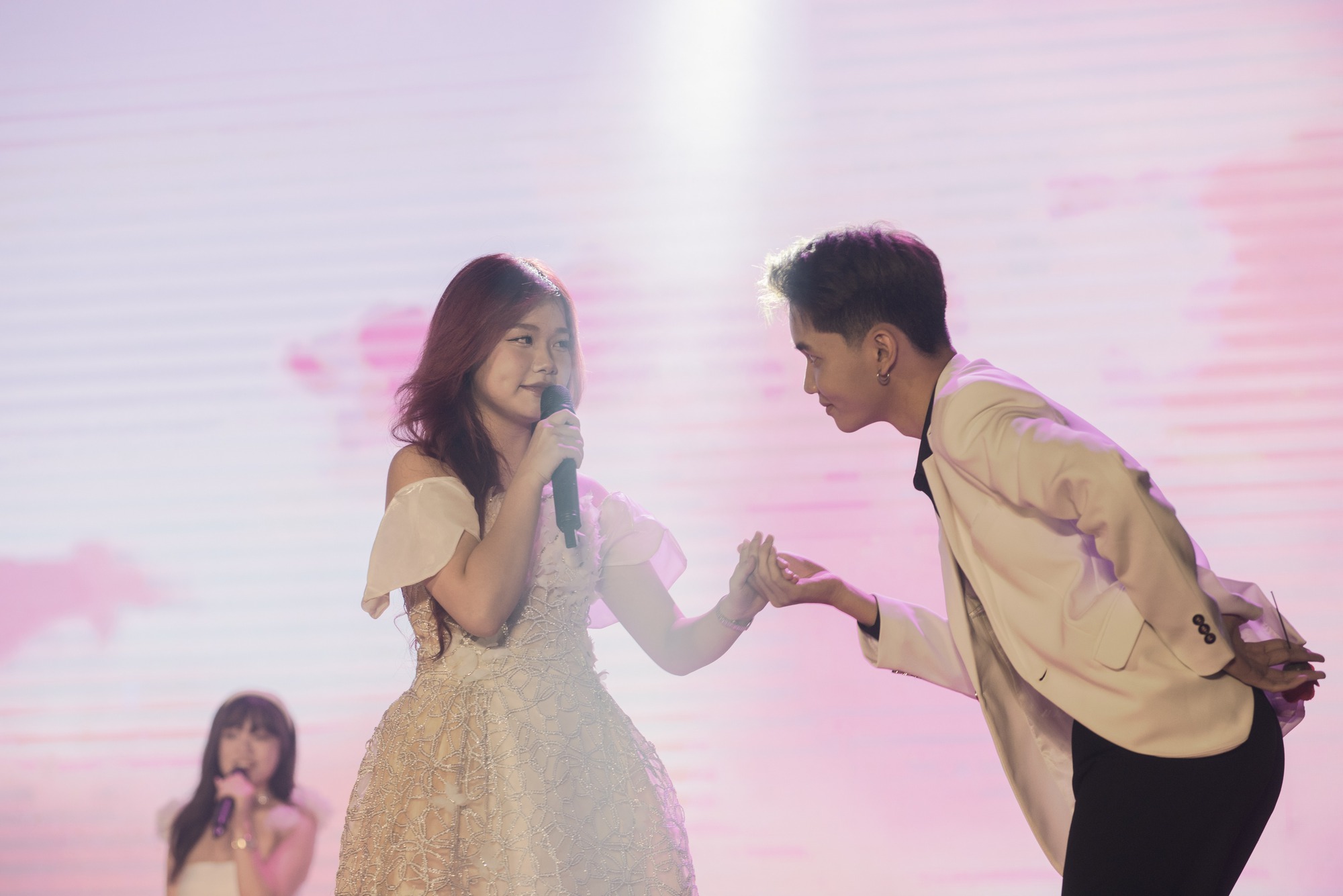 Chuyến hành trình cảm xúc đáng nhớ trong đêm nhạc tri ân dành tặng sinh viên khóa cuối trường Báo - Ảnh 10. Chuyến hành trình cảm xúc đáng nhớ trong đêm nhạc tri ân dành tặng sinh viên khóa cuối trường Báo - Ảnh 10.