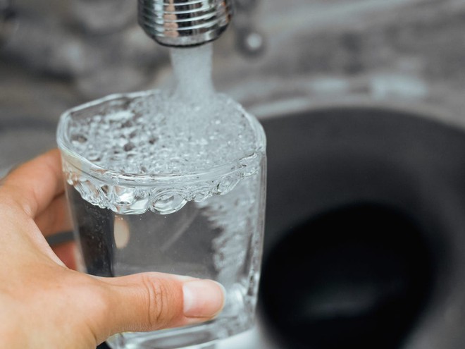Uống quá nhiều nước có thể tăng nguy cơ phù não: 6 dấu hiệu cảnh báo cần giảm lượng nước nạp vào - Ảnh 1.