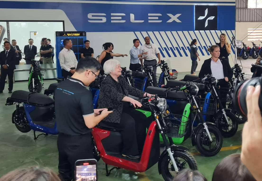 Bộ trưởng Tài chính Mỹ Janet Yellen ngồi thử xe máy điện do startup Việt sản xuất - Ảnh 1.