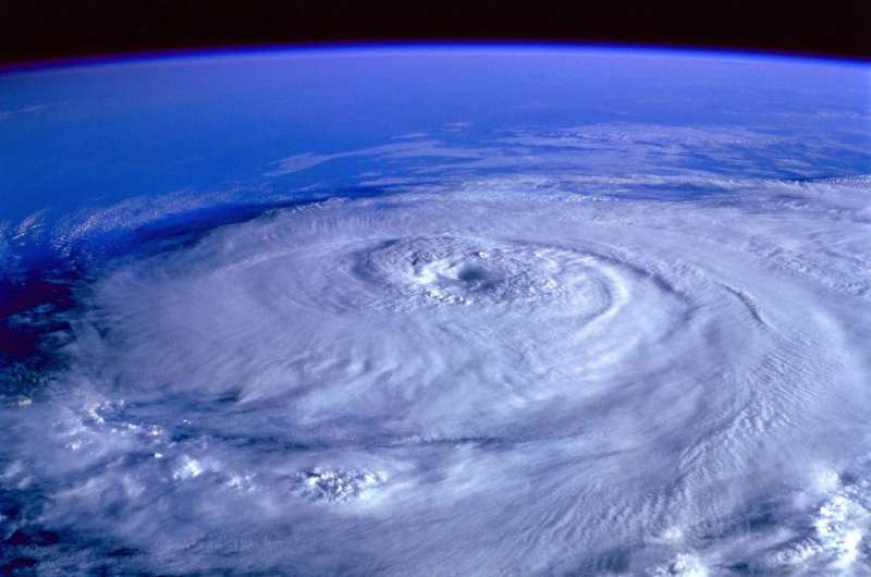 Giữa lúc bão số 1 hoành hành, có một nơi trên thế giới hơn 50 năm &quot;không biết bão đổ bộ là gì&quot; - Ảnh 1.