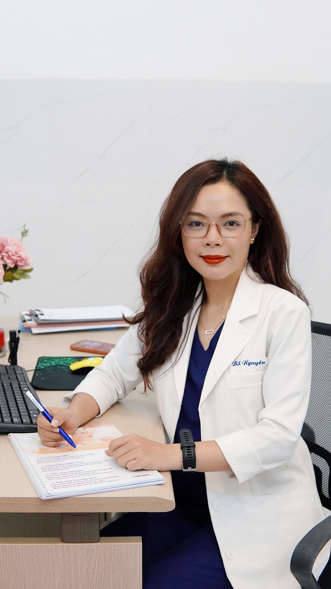 Từ cô gái con nhà nông trở thành bác sĩ da liễu nổi tiếng - Ảnh 1. Từ cô gái con nhà nông trở thành bác sĩ da liễu nổi tiếng - Ảnh 1.