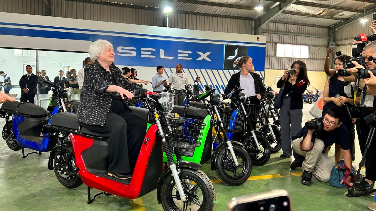 Bộ trưởng Tài chính Mỹ Janet Yellen ngồi thử xe máy điện do startup Việt sản xuất - Ảnh 2.