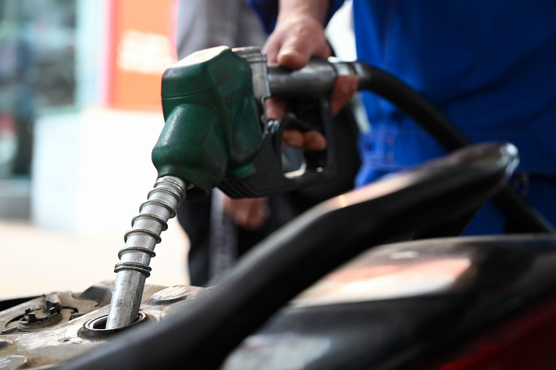 Giá xăng dầu đồng loạt tăng mạnh, có loại tăng 1.300 đồng/lít - Ảnh 1.