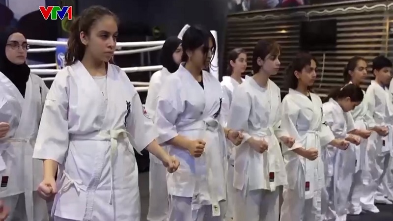 Vượt qua rào cản, một phụ nữ Hồi giáo trở thành huấn luyện viên karate - Ảnh 1.
