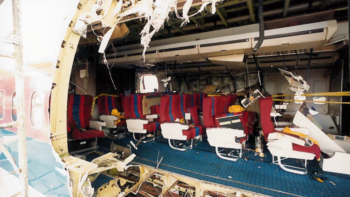 Tai nạn 34 năm trước: Máy bay phát nổ ở độ cao hơn 7.000 mét, 9 người bị  hút ra ngoài