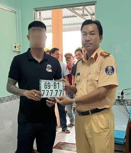 Cà Mau: Chủ xe đeo biển số 'ngũ quý' 777.77 rao bán xe giá nửa tỷ - Ảnh 1.