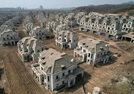 Thảm họa khủng hoảng BĐS Trung Quốc: Dự án có hàng trăm biệt thự giá triệu USD thành thị trấn ma, bị nông dân ‘xâm chiếm’ nuôi bò, trồng trọt - Ảnh 2.