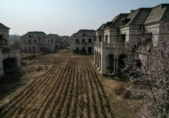 Thảm họa khủng hoảng BĐS Trung Quốc: Dự án có hàng trăm biệt thự giá triệu USD thành thị trấn ma, bị nông dân ‘xâm chiếm’ nuôi bò, trồng trọt - Ảnh 3.