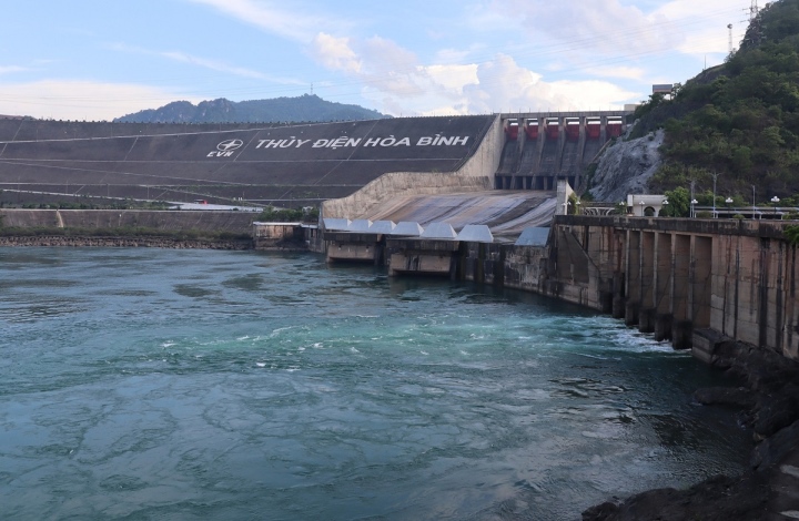 Sau thời gian cạn trơ đáy, nhà máy thủy điện Hòa Bình đã phát hơn 90% công suất - Ảnh 1.