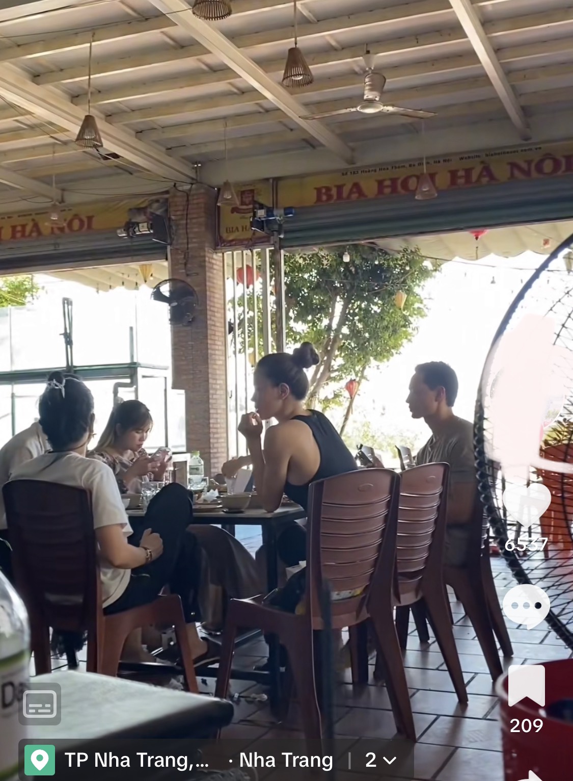 Một hàng hải sản bình dân ở Nha Trang có gì mà được Hồ Ngọc Hà bất ngờ ghé tới? - Ảnh 1.