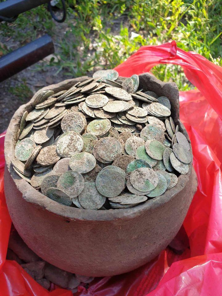 3 người đàn ông tìm thấy bình gốm cổ, lập tức giao nộp cho chính quyền: Chuyên gia hé lộ về kho báu của nhà vua hơn 500 năm trước - Ảnh 3.