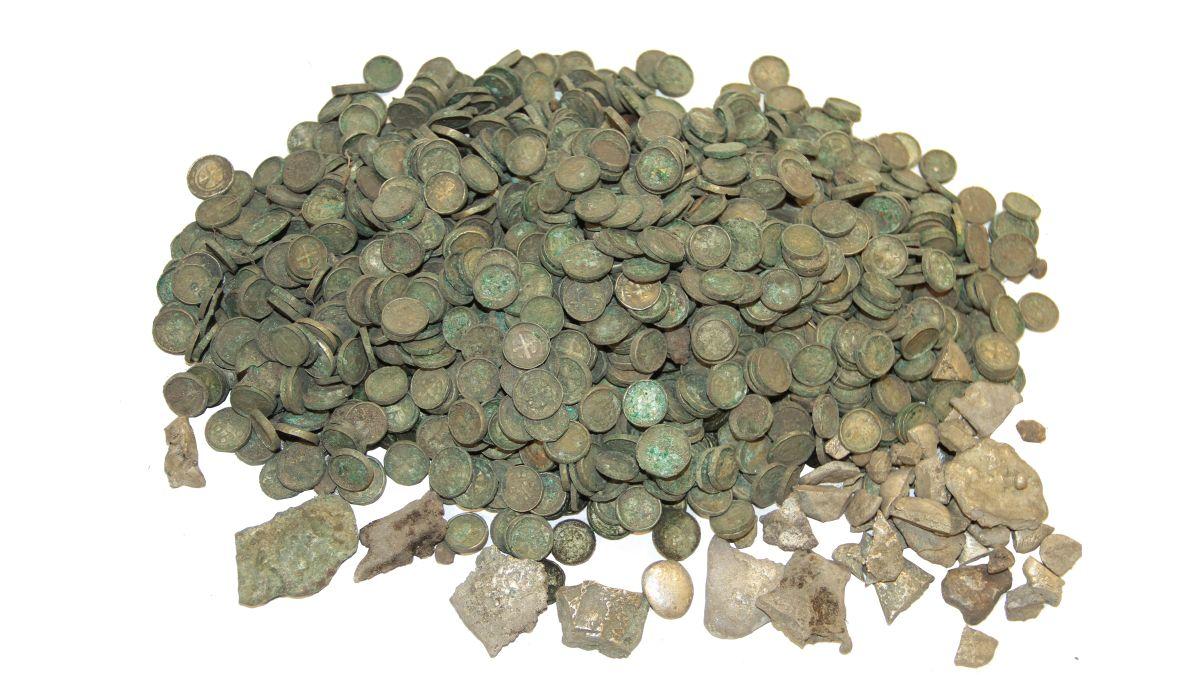3 người đàn ông tìm thấy bình gốm cổ, lập tức giao nộp cho chính quyền: Chuyên gia hé lộ về kho báu của nhà vua hơn 500 năm trước - Ảnh 4.