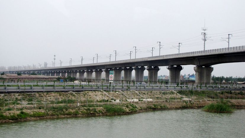 Trung Quốc sở hữu hệ thống ‘siêu cầu đường’ top đầu thế giới: Áp dụng công nghệ rải nhựa đường thần tốc độc quyền, 3-4 năm là xây xong 1 cầu, chi phí khủng 100-200 nghìn tỷ đồng là chuyện bình thường - Ảnh 3.