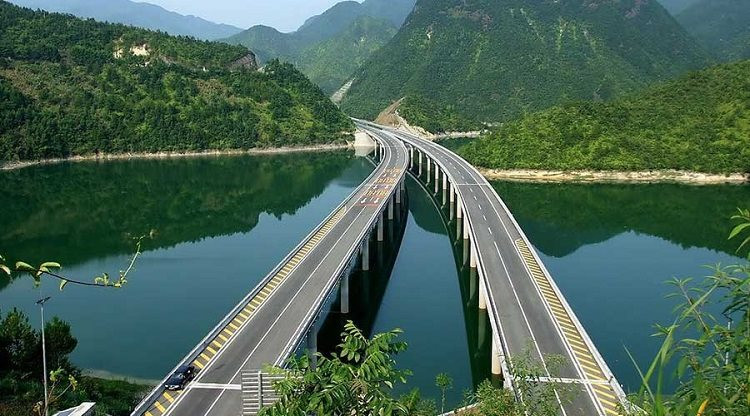 Trung Quốc sở hữu hệ thống ‘siêu cầu đường’ top đầu thế giới: Áp dụng công nghệ rải nhựa đường thần tốc độc quyền, 3-4 năm là xây xong 1 cầu, chi phí khủng 100-200 nghìn tỷ đồng là chuyện bình thường - Ảnh 1.